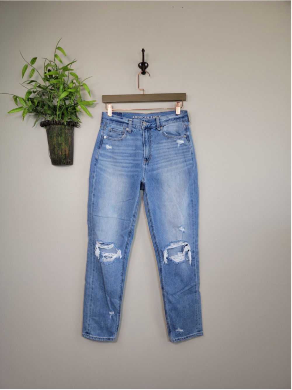 AE 4 American Eagle Mom Jeans Tapered Medium Wash High Rise Relaxed Distressed